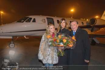 Abholung Elisabetta Canalis mit Privatflugzeug in Mailand